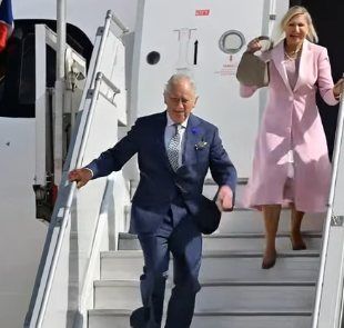 King Charles falters climbing Air Force One steps — again . The clip quickly spreads on social media, sparking reactions everywhere